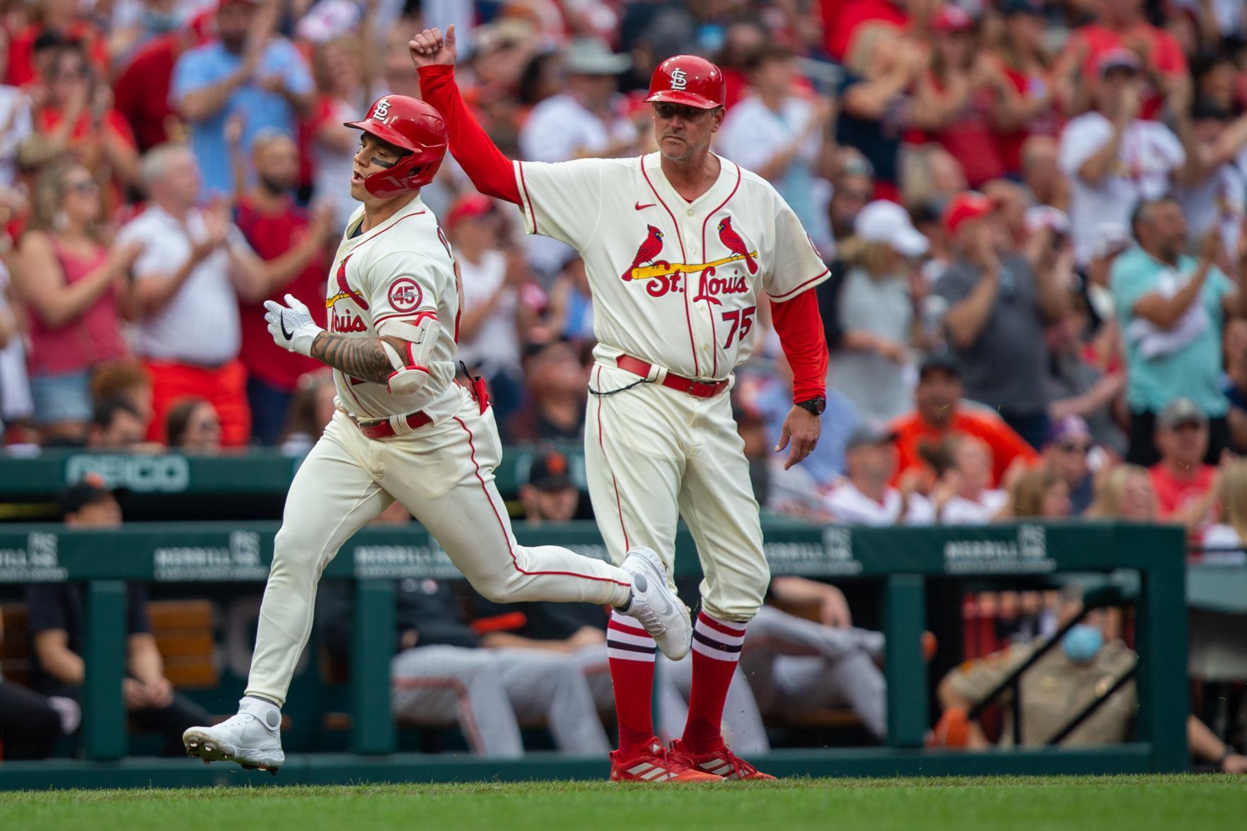 Cardinals try to even up series against Giants